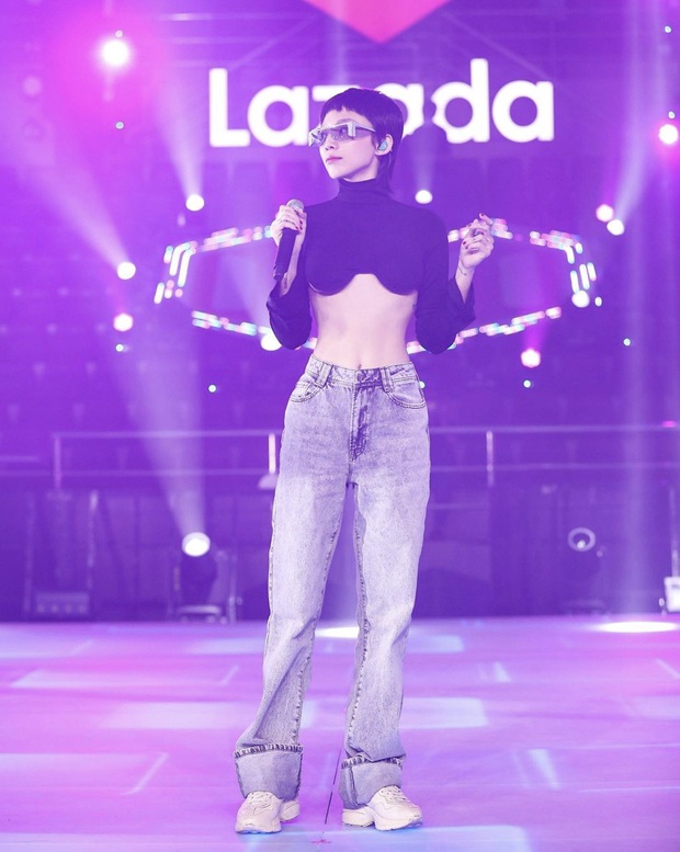 Áo vành đai khoe trọn cơ bụng của Tóc Tiên: bạn thấy chất hay hở hang như không mặc? - Ảnh 2.