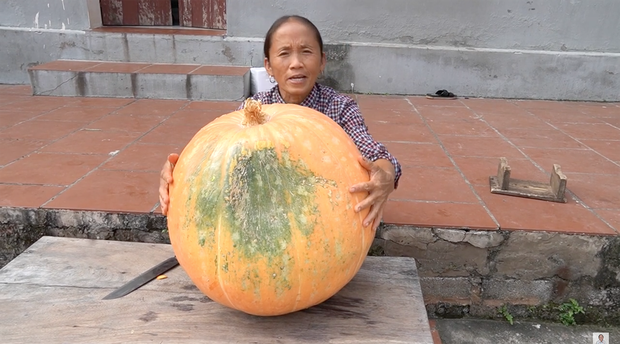 Toang thật rồi: Bà Tân Vlog đầu tư hẳn quả bí ngô siêu to khổng lồ để làm món hoành tráng mà sao nấu xong lại xẹp lép thế này? - Ảnh 2.