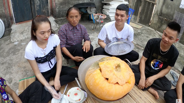 Toang thật rồi: Bà Tân Vlog đầu tư hẳn quả bí ngô siêu to khổng lồ để làm món hoành tráng mà sao nấu xong lại xẹp lép thế này? - Ảnh 5.