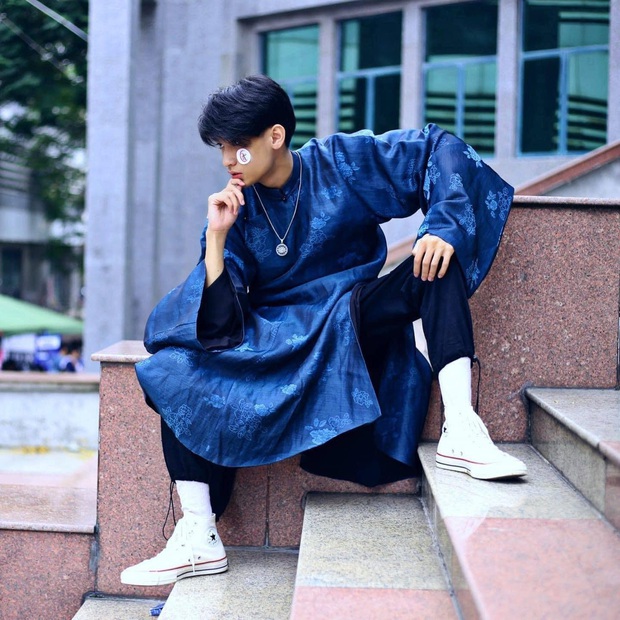 Trai đẹp mặc áo dài đi học - Ảnh 1.