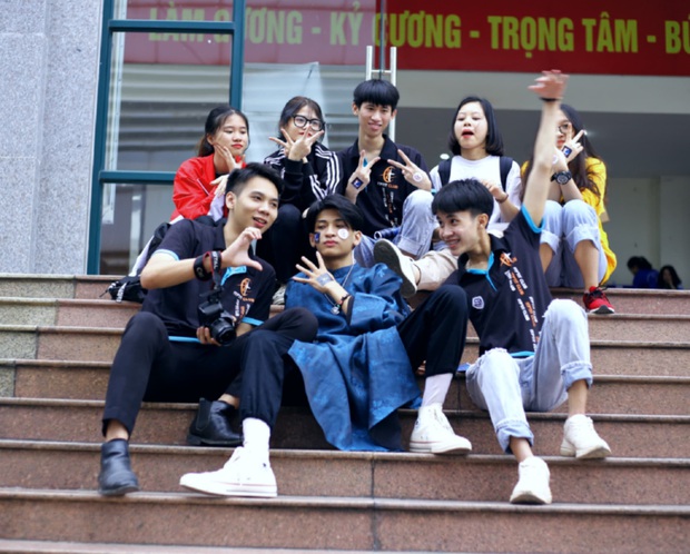 Trai đẹp mặc áo dài đi học - Ảnh 3.