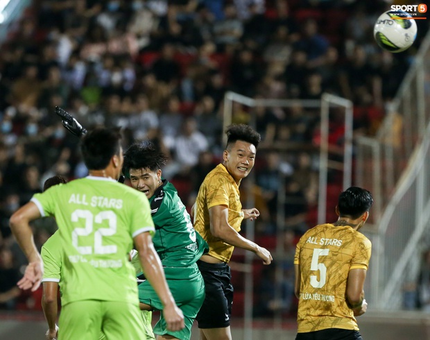 Đức Chinh khổ nhất trận bóng Tiếp lửa yêu thương: Bị Văn Hậu lấy thịt đè người, Thành Chung dằn mặt - Ảnh 6. Đức Chinh khổ nhất trận bóng Tiếp lửa yêu thương: Bị Văn Hậu lấy thịt đè người, Thành Chung dằn mặt - Ảnh 6.