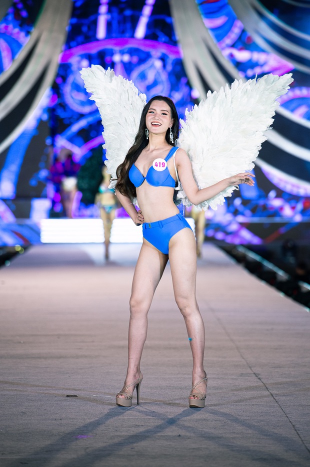 Nóng hừng hực Top 35 HHVN 2020 trình diễn bikini như Victoria’s Secret: Người khoe vòng 1 siêu khủng, kẻ lộ khuyết điểm rõ rệt - Ảnh 11.