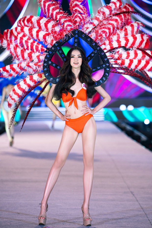 Nóng hừng hực Top 35 HHVN 2020 trình diễn bikini như Victoria’s Secret: Người khoe vòng 1 siêu khủng, kẻ lộ khuyết điểm rõ rệt - Ảnh 6.