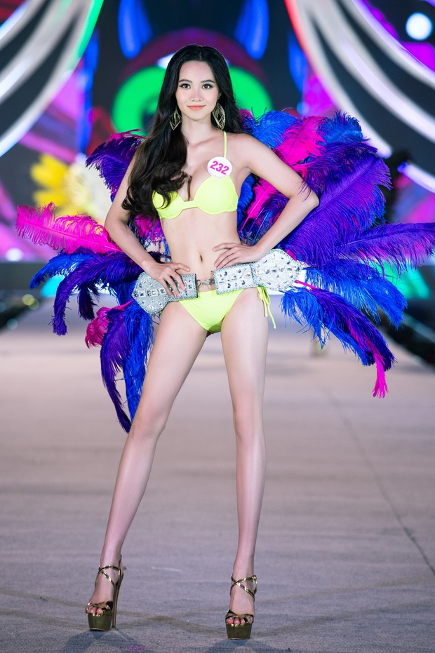 Nóng hừng hực Top 35 HHVN 2020 trình diễn bikini như Victoria’s Secret: Người khoe vòng 1 siêu khủng, kẻ lộ khuyết điểm rõ rệt - Ảnh 8.