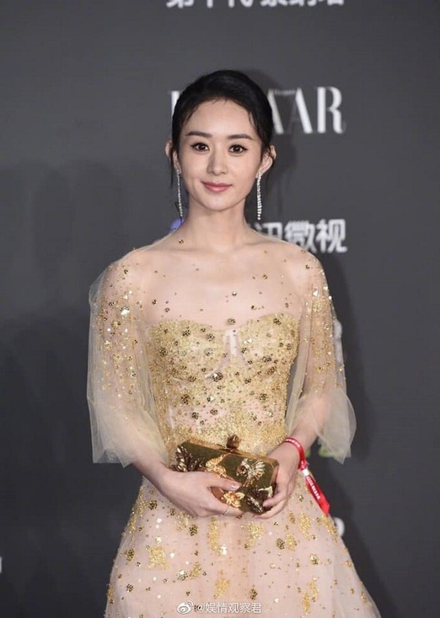 Triệu Lệ Dĩnh phải thay váy khi dự sự kiện hoành tráng, soi Cổ Lực Na Trát dân tình mới hiểu lý do - Ảnh 3. Triệu Lệ Dĩnh phải thay váy khi dự sự kiện hoành tráng, soi Cổ Lực Na Trát dân tình mới hiểu lý do - Ảnh 3.
