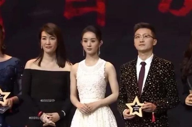 Triệu Lệ Dĩnh phải thay váy khi dự sự kiện hoành tráng, soi Cổ Lực Na Trát dân tình mới hiểu lý do - Ảnh 5. Triệu Lệ Dĩnh phải thay váy khi dự sự kiện hoành tráng, soi Cổ Lực Na Trát dân tình mới hiểu lý do - Ảnh 5.