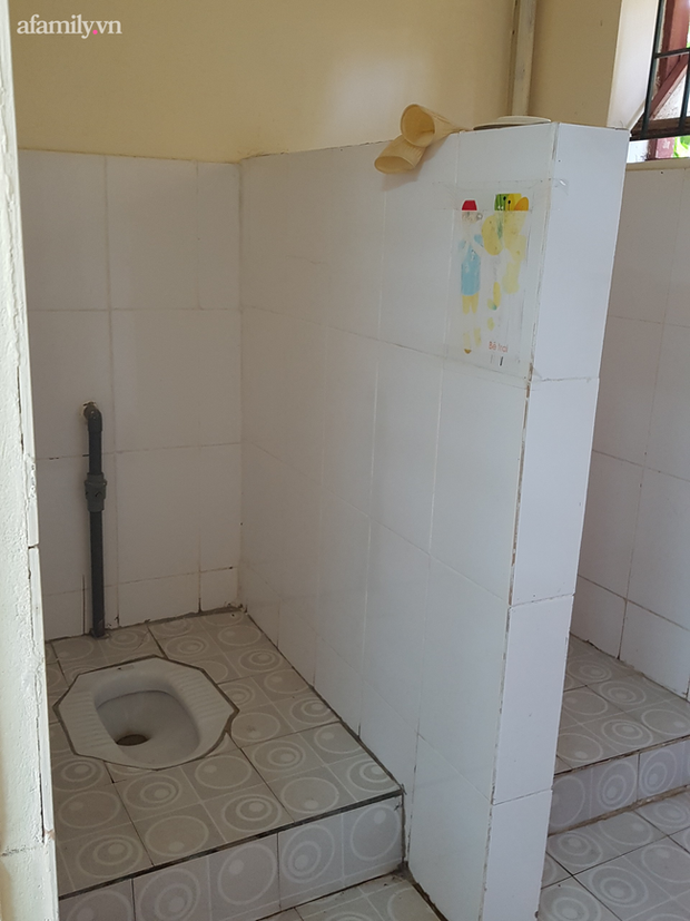 Lộ thêm tình tiết rùng mình vụ bé mẫu giáo bị bạo hành trong nhà vệ sinh: Bị cô giáo dọa bắt uống nước trong bồn cầu - Ảnh 2.