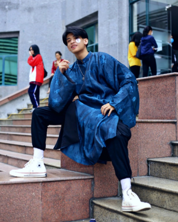 Trai đẹp mặc áo dài đi học - Ảnh 2.