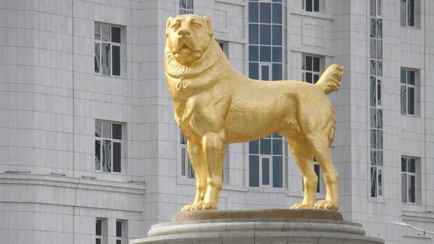 Quá yêu chó, Tổng thống Turkmenistan dựng tượng quốc khuyển khổng lồ dát vàng đặt giữa thủ đô - Ảnh 1.