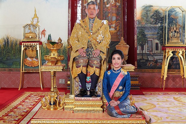 Trong khi Hoàng quý phi được phục vị, hình ảnh vợ cũ của Vua Thái Lan gầy gò hốc hác, đang trồng rau trong chùa được chia sẻ gây xôn xao MXH - Ảnh 1. Trong khi Hoàng quý phi được phục vị, hình ảnh vợ cũ của Vua Thái Lan gầy gò hốc hác, đang trồng rau trong chùa được chia sẻ gây xôn xao MXH - Ảnh 1.
