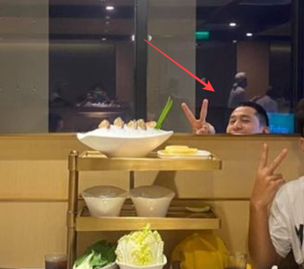 Thấy 4 cầu thủ nổi tiếng đang tạo kiểu sắp check-in, thanh niên ngồi sau cơ hội giơ tay chữ V ké tấm hình đã giật sạch spotlight? - Ảnh 3.