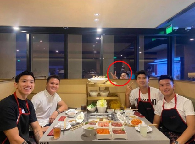 Thấy 4 cầu thủ nổi tiếng đang tạo kiểu sắp check-in, thanh niên ngồi sau cơ hội giơ tay chữ V ké tấm hình đã giật sạch spotlight? - Ảnh 1.