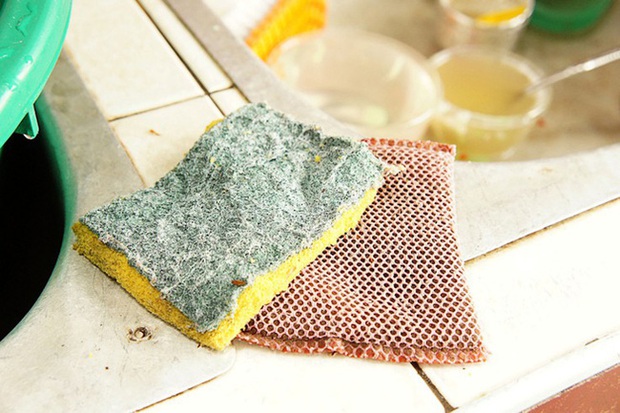 Đây là vật dụng được chứng minh bẩn hơn cả bồn cầu, các bà nội trợ cần vệ sinh đúng cách kẻo rước bệnh cho gia đình lúc nào không hay - Ảnh 1. Đây là vật dụng được chứng minh bẩn hơn cả bồn cầu, các bà nội trợ cần vệ sinh đúng cách kẻo rước bệnh cho gia đình lúc nào không hay - Ảnh 1.