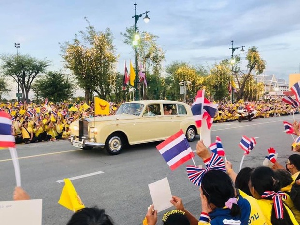 Hoàng hậu Suthida gây chú ý với biểu cảm khác lạ khi Hoàng quý phi Thái Lan quỳ rạp dưới chân Quốc vương - Ảnh 1.