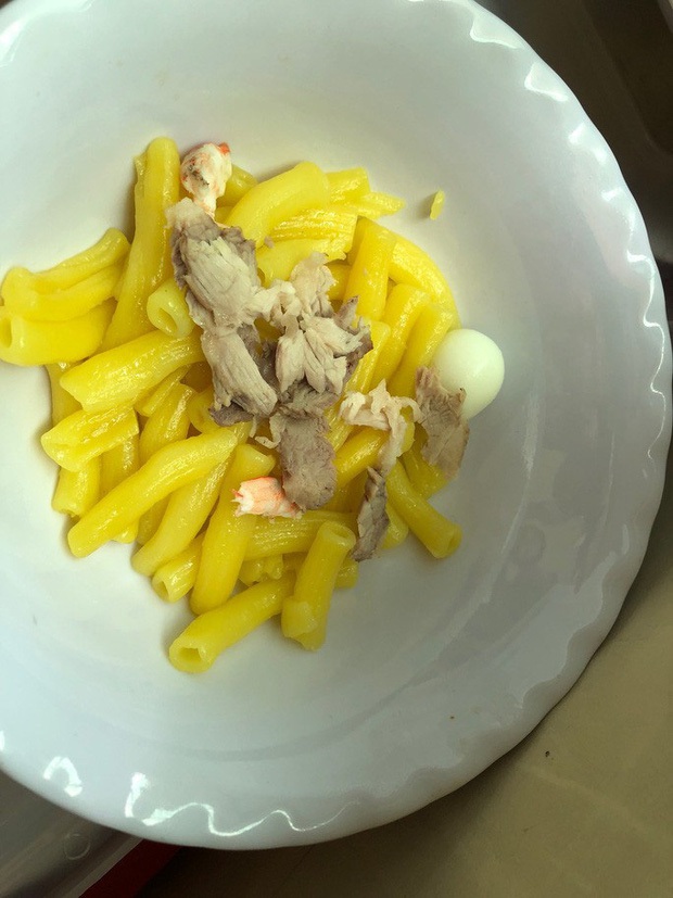 Vụ trường bị tố cắt xén phần ăn: Phụ huynh túc trực trong đêm, hiệu trưởng 12h đêm mới về nhà - Ảnh 2.