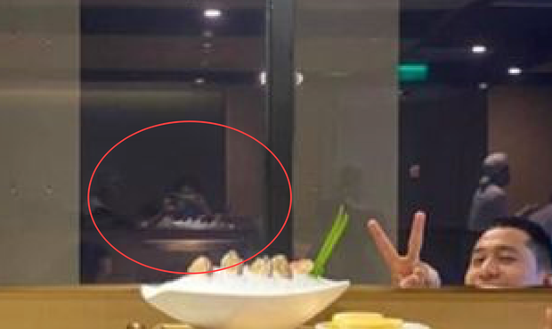 Thấy 4 cầu thủ nổi tiếng đang tạo kiểu sắp check-in, thanh niên ngồi sau cơ hội giơ tay chữ V ké tấm hình đã giật sạch spotlight? - Ảnh 4.