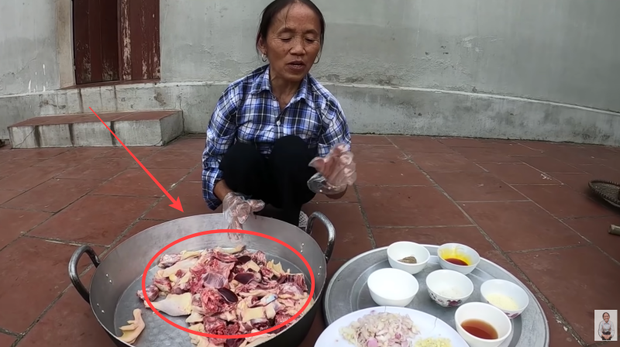 Bà Tân Vlog khiến người xem tá hoả vì chi tiết kinh dị ở tô bún măng vịt khổng lồ, netizen lập tức chỉ ra điểm sai chí mạng! - Ảnh 4.