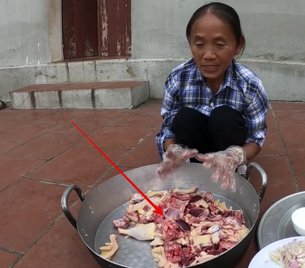 Bà Tân Vlog khiến người xem tá hoả vì chi tiết kinh dị ở tô bún măng vịt khổng lồ, netizen lập tức chỉ ra điểm sai chí mạng! - Ảnh 5.