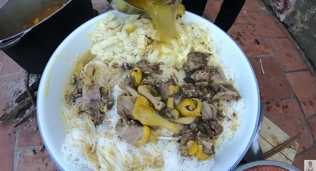 Bà Tân Vlog khiến người xem tá hoả vì chi tiết kinh dị ở tô bún măng vịt khổng lồ, netizen lập tức chỉ ra điểm sai chí mạng! - Ảnh 6.