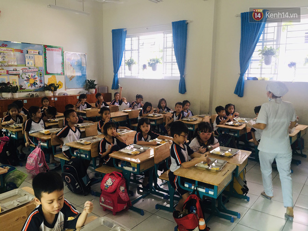 Vụ bữa ăn nghi bị cắt xén ở trường tiểu học: Cách giải quyết của hiệu trưởng gây bức xúc, phụ huynh đánh úp từ 5h sáng kiểm tra - Ảnh 5.