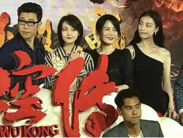 Loạt khung hình gây liên tưởng tới màn đấu đá showbiz: Phạm Băng Băng bị dàn đại hoa cô lập, Irene giành giật với đàn em - Ảnh 17.