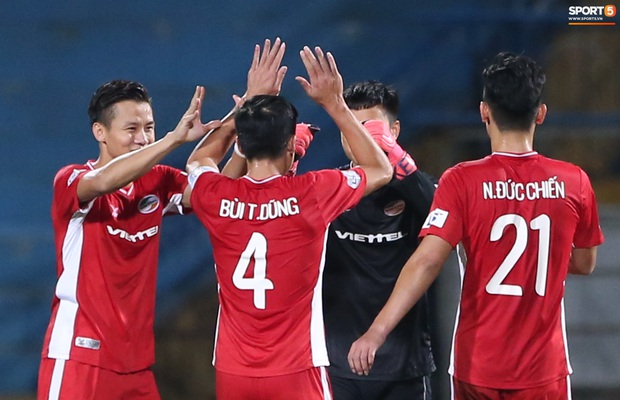 Hoàng Đức ngại ngùng bên mẹ, Trọng Đại ăn mừng cùng fan nhí dễ thương ngày Viettel tiến sát chức vô địch - Ảnh 1.