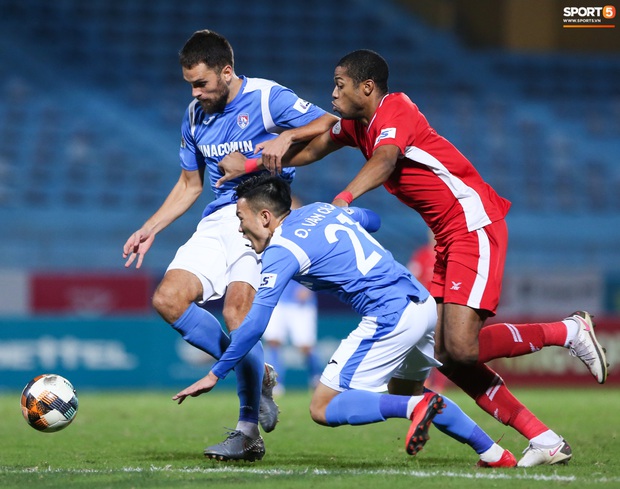 Hoàng Đức ngại ngùng bên mẹ, Trọng Đại ăn mừng cùng fan nhí dễ thương ngày Viettel tiến sát chức vô địch - Ảnh 8.