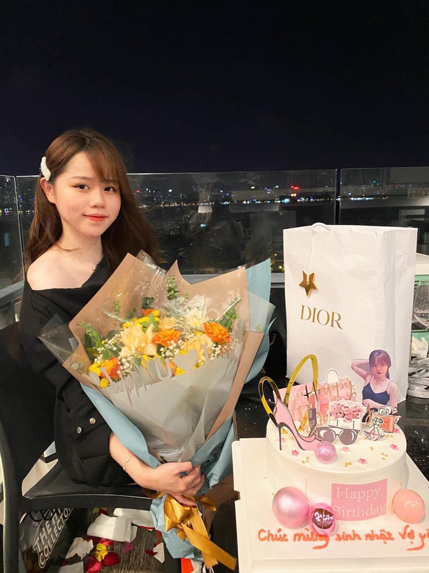 Giữa ồn ào cắm sừng, netizen đào lại bức ảnh Quang Hải - Huỳnh Anh ngồi cạnh nhau mà cứ như... người xa lạ - Ảnh 3.