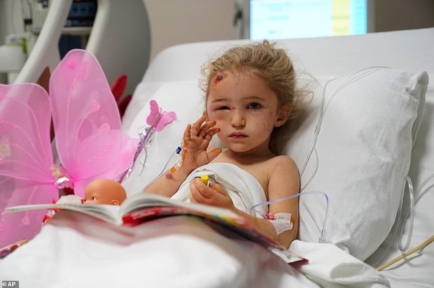 Bé gái 3 tuổi Thổ Nhĩ Kỳ sống sót sau 3 ngày động đất kinh hoàng - Ảnh 2.