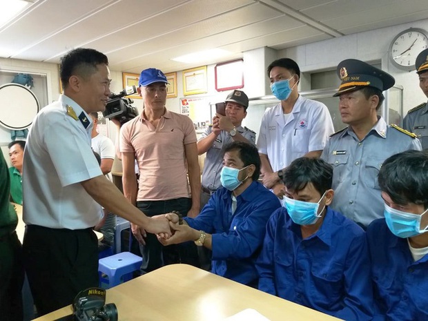 3 ngư dân Bình Định chìm tàu được cứu kể về giây phút sinh tử trên biển - Ảnh 2.