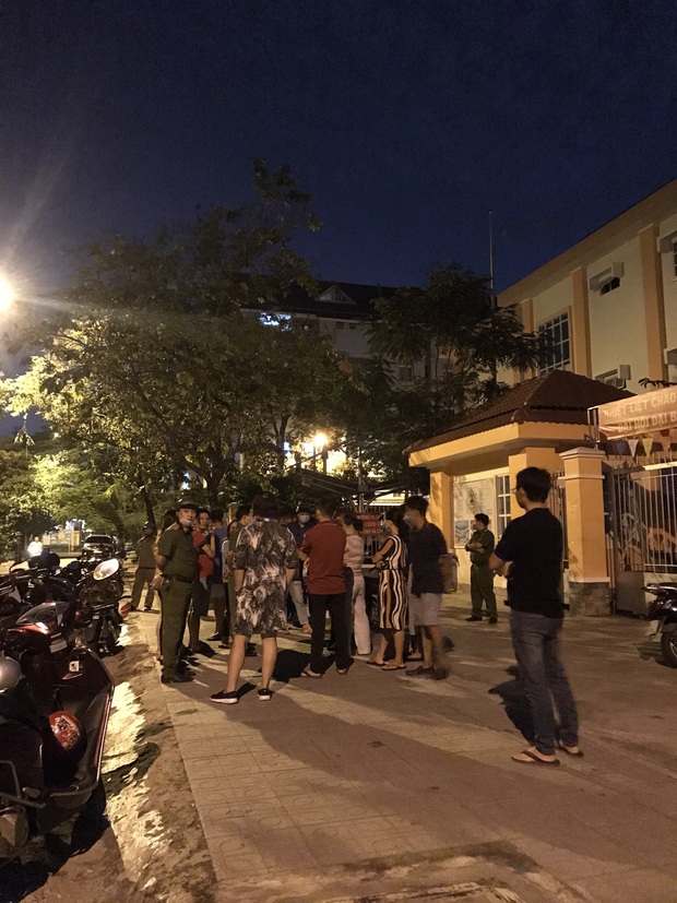 Vụ trường bị tố cắt xén phần ăn: Phụ huynh túc trực trong đêm, hiệu trưởng 12h đêm mới về nhà - Ảnh 4.