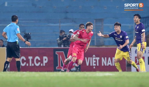 Trở lại sau chấn thương, Đoàn Văn Hậu mắc lỗi trong cả 2 bàn thua của Hà Nội FC - Ảnh 4. Trở lại sau chấn thương, Đoàn Văn Hậu mắc lỗi trong cả 2 bàn thua của Hà Nội FC - Ảnh 4.