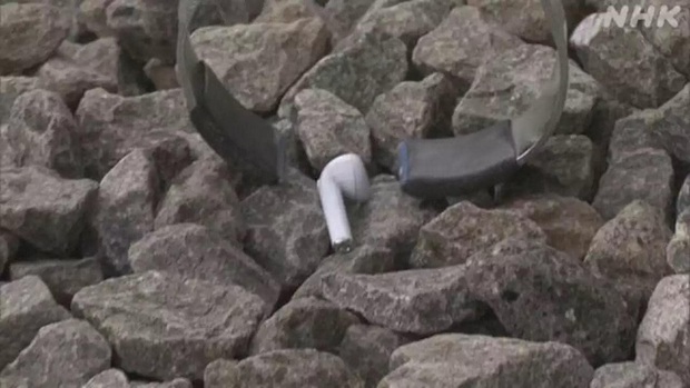 Nhà ga Nhật kêu cứu vì hành khách đánh rơi quá nhiều tai AirPods xuống đường ray, ngày nào nhân viên cũng nhặt được cả lố - Ảnh 4.