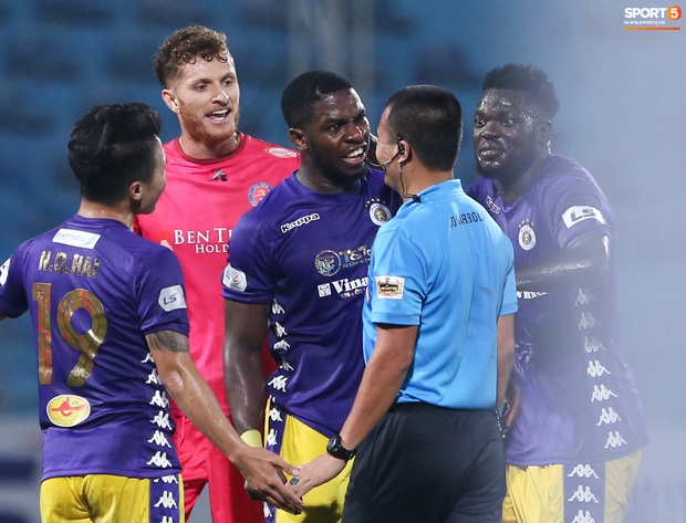 Cầu thủ Hà Nội FC có hành động dằn mặt khiến đối phương e sợ - Ảnh 3.
