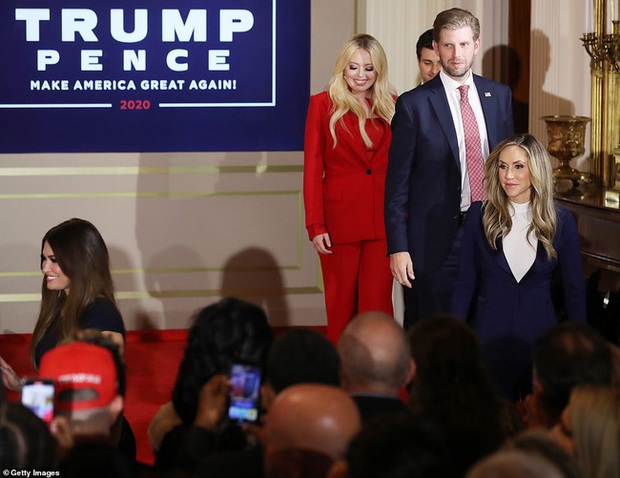 Các con ông Trump nở nụ cười rạng rỡ tham gia tiệc theo dõi kết quả bầu cử, nữ thần Nhà Trắng Ivanka nổi bật với vẻ đẹp hoàn hảo - Ảnh 2.