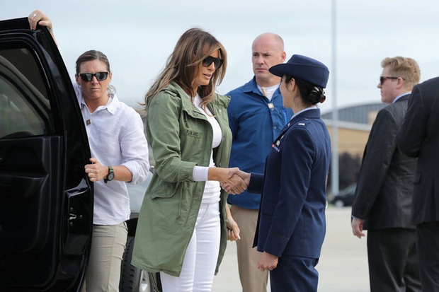 Suốt 4 năm chồng đắc cử Tổng thống Mỹ, cũng có vài lần bà Melania Trump diện đồ bình dân, nhưng bão tố vẫn cứ ập đến bất kỳ lúc nào - Ảnh 12.