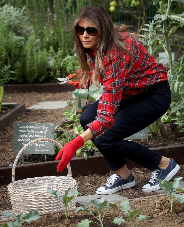 Suốt 4 năm chồng đắc cử Tổng thống Mỹ, cũng có vài lần bà Melania Trump diện đồ bình dân, nhưng bão tố vẫn cứ ập đến bất kỳ lúc nào - Ảnh 3.