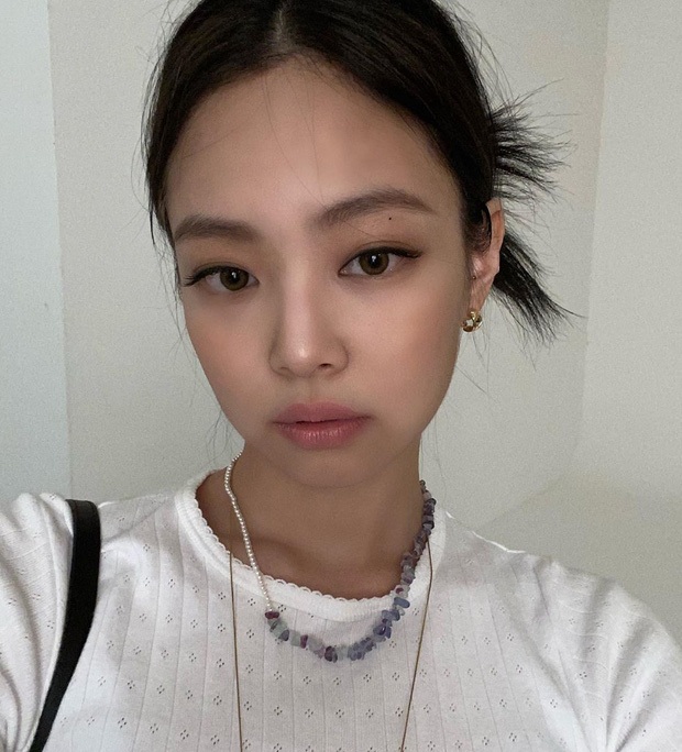Ăn vận như nhau nhưng Jennie vẫn lấn lướt các chị em vì chơi chiêu đeo khẩu trang “độc”, nhãn hàng lập tức ăn theo - Ảnh 7. Ăn vận như nhau nhưng Jennie vẫn lấn lướt các chị em vì chơi chiêu đeo khẩu trang “độc”, nhãn hàng lập tức ăn theo - Ảnh 7.