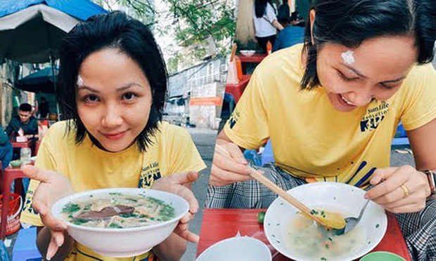 Dân tình phát hiện Ngọc Trinh có một người em chung nết ăn uống trong showbiz, nhiều điểm trùng hợp đến không ngờ - Ảnh 2.