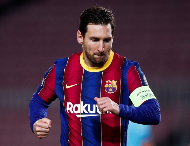 Messi lười nhác đến mức không thể tin nổi: Thản nhiên đi bộ, mặc kệ đối thủ lừa bóng qua mặt - Ảnh 1.