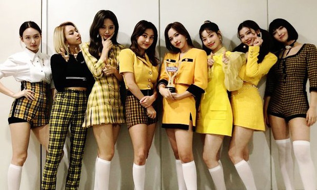 Sân khấu encore mới của TWICE đạt mức thảm hoạ: Jihyo, Nayeon lên cao vỡ nốt, hát nửa bài rồi vẫn dùng chiêu trò giả vờ thử mic? - Ảnh 1.