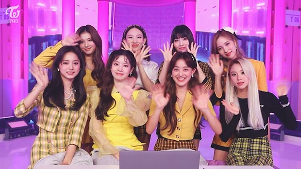 Sân khấu encore mới của TWICE đạt mức thảm hoạ: Jihyo, Nayeon lên cao vỡ nốt, hát nửa bài rồi vẫn dùng chiêu trò giả vờ thử mic? - Ảnh 8.