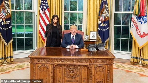 Kanye West còn gì đau hơn: Kim Kardashian bị nghi bỏ rơi ông xã, có động thái ủng hộ Donald Trump khi bầu cử Tổng thống Mỹ - Ảnh 4.