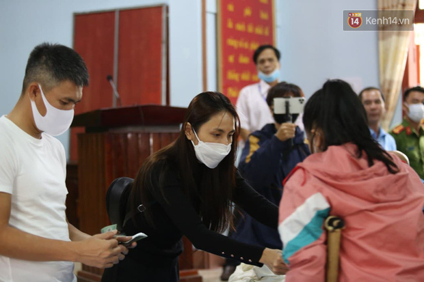 Chùm ảnh cận cảnh: Thủy Tiên quay lại Hải Lăng - Quảng Trị, người dân xếp hàng dài chờ nhận tiền cứu trợ - Ảnh 13.
