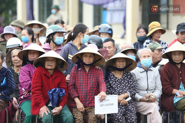 Chùm ảnh cận cảnh: Thủy Tiên quay lại Hải Lăng - Quảng Trị, người dân xếp hàng dài chờ nhận tiền cứu trợ - Ảnh 6.