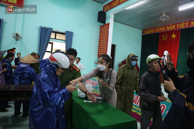 Photo, clip: After stopping giving relief gifts because many people dressed in gold came to receive it, Thuy Tien returned to Shanghai to give people money - Photo 6.