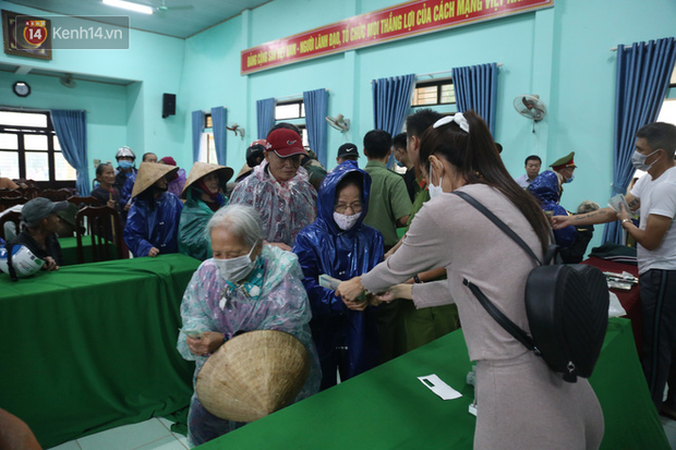 Photos, clips: After stopping giving relief gifts because many people dressed in gold came to receive them, Thuy Tien returned to Shanghai to give money to people - Photo 10.