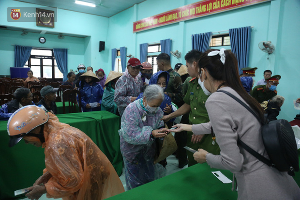 Photos, clips: After stopping giving relief gifts because many people dressed in gold came to receive them, Thuy Tien returned to Shanghai to give money to people - Photo 7.