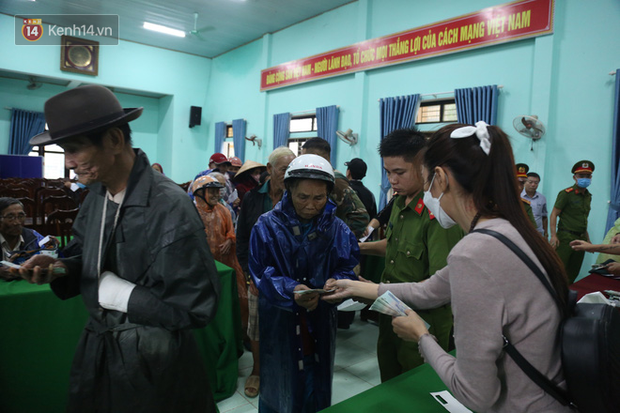 Photo, clip: After stopping giving relief gifts because many people dressed in gold came to receive it, Thuy Tien returned to Shanghai to give people money - Photo 2.